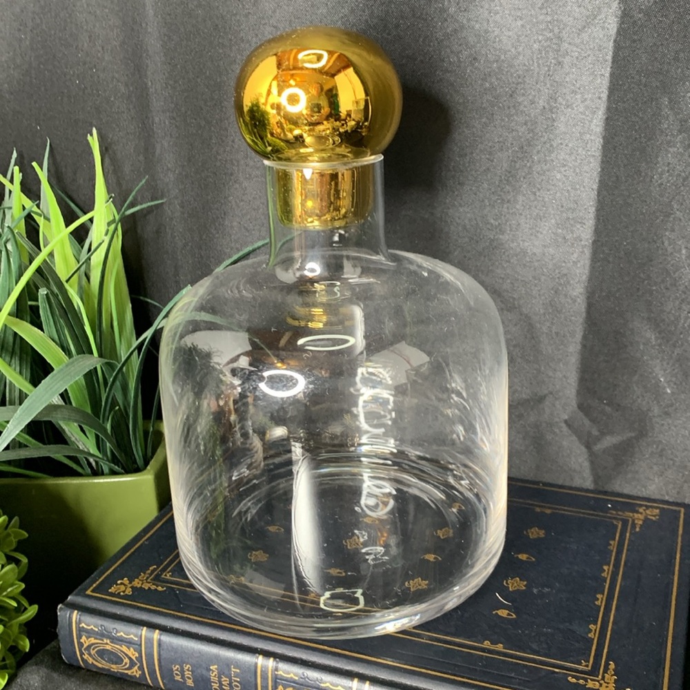 Modern glass 46oz wine decanter with gold tone stopper